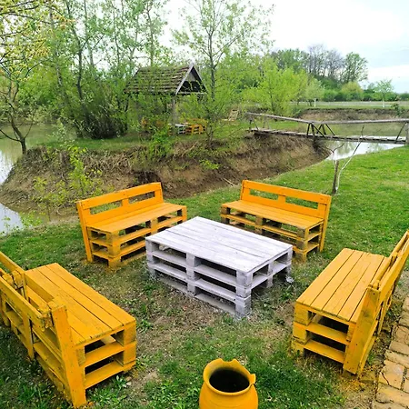 Jezero - Drvene Kucice Na Privatnom Jezeru